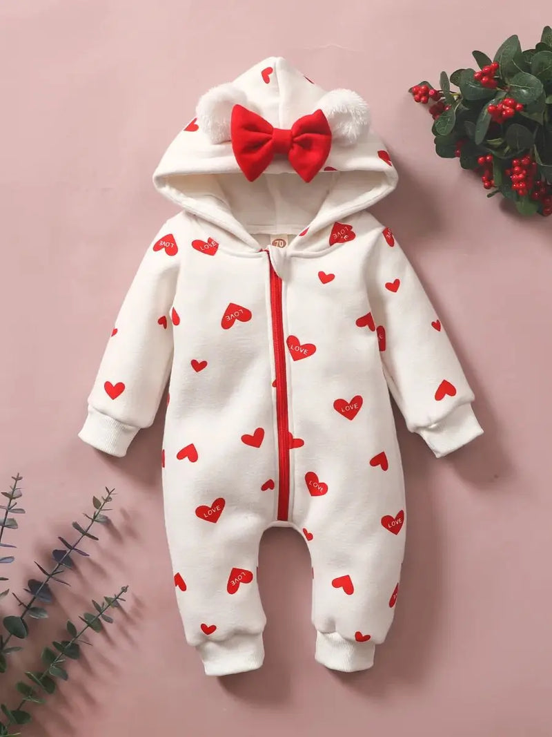 Macacão Amor em Cada Detalhe com Capuz de Laço e Corações Vermelhos