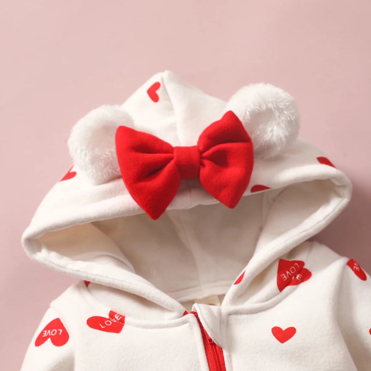 Macacão Amor em Cada Detalhe com Capuz de Laço e Corações Vermelhos