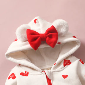 Macacão Amor em Cada Detalhe com Capuz de Laço e Corações Vermelhos