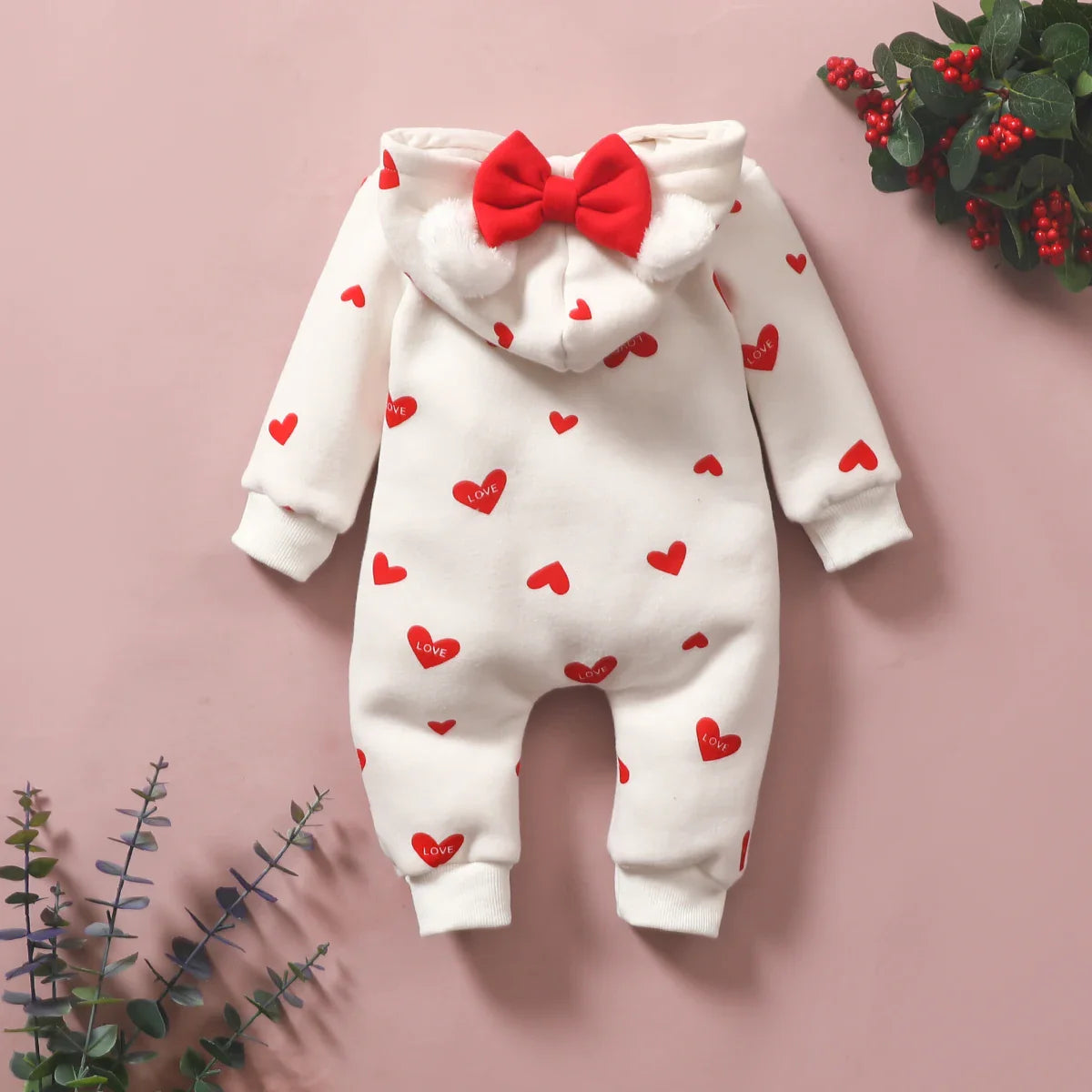 Macacão Amor em Cada Detalhe com Capuz de Laço e Corações Vermelhos