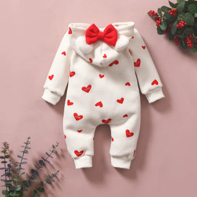 Macacão Amor em Cada Detalhe com Capuz de Laço e Corações Vermelhos