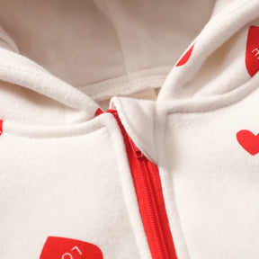 Macacão Amor em Cada Detalhe com Capuz de Laço e Corações Vermelhos