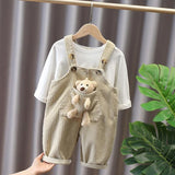 Jardineira de Veludo Canelado com Ursinho no Bolso